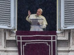 Francisco se dirige hoy a fieles en la plaza de San Pedro, en el Vaticano. AFP/T. Fabi