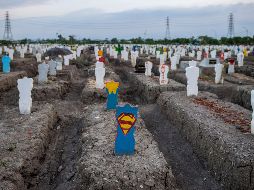 Una tumba con el símbolo de Superman se ve en una zona de entierros para víctimas de  COVID-19 en un cementerio en Surabaya, Indonesia. AFP/ARCHIVO
