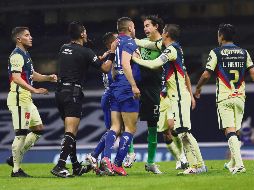 SE CALENTARON. Óscar Jiménez le grita a Jonathan Rodríguez tras una jugada polémica. De empujones no pasó. IMAGO7