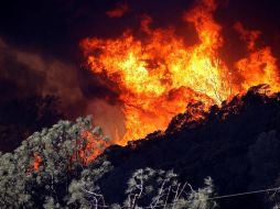 Numerosas casas empezaron a arder temprano el lunes en los vecindarios suburbanos al este de Santa Rosa. EFE / J. G. MABANGLO