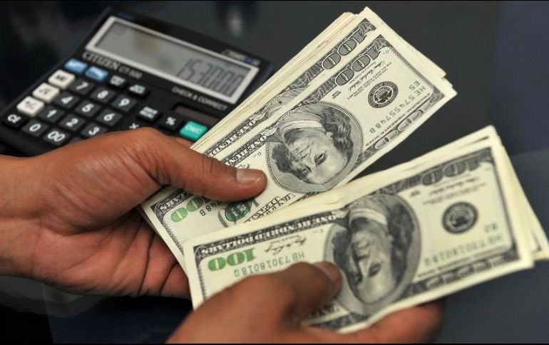 La moneda mexicana se intercambia en 22.65 unidades por dólar en operaciones al mayoreo. AFP / ARCHIVO