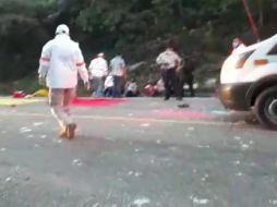 El accidente se produjo cuando el autobús chocó de forma lateral contra un talud en la carretera. TWITTER@pcivilchiapas