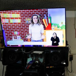 Juez ordena dar televisión a niña para tomar clases en SLP