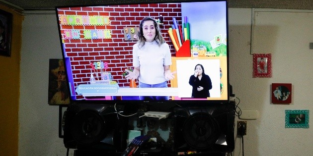 Juez ordena dar televisi&oacute;n a ni&ntilde;a para tomar clases en SLP