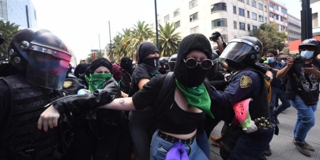 Registran enfrentamientos durante marcha a favor del aborto en CDMX