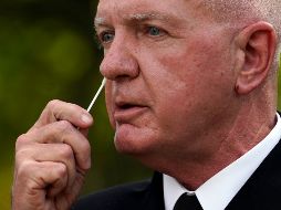 El subsecretario de Salud, el almirante Brett Giroir, toma una muestra de su nariz durante una demostración de la nueva prueba este lunes en la Casa Blanca, en Washington, DC. AP/E. Vucci