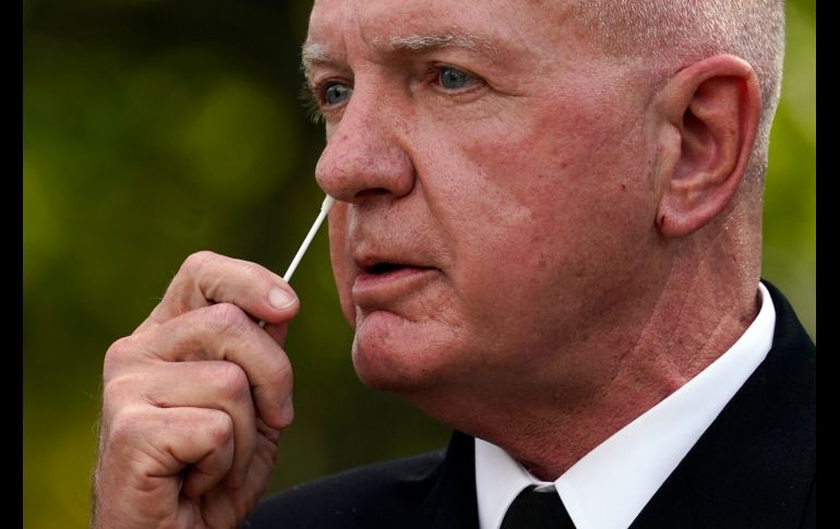 El subsecretario de Salud, el almirante Brett Giroir, toma una muestra de su nariz durante una demostración de la nueva prueba este lunes en la Casa Blanca, en Washington, DC. AP/E. Vucci