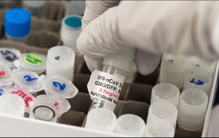 Ebrard anunció que la AMEXID financiará 19 proyectos que se llevan a cabo en México en vacunas, tratamientos y pruebas para hacer frente al coronavirus. AFP / ARCHIVO