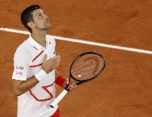 Para el serbio, en busca de su decimoctavo título de Grand Slam, segundo sobre la tierra batida de París, fue su victoria 32 en 33 partidos esta temporada. EFE / I. Langsdon