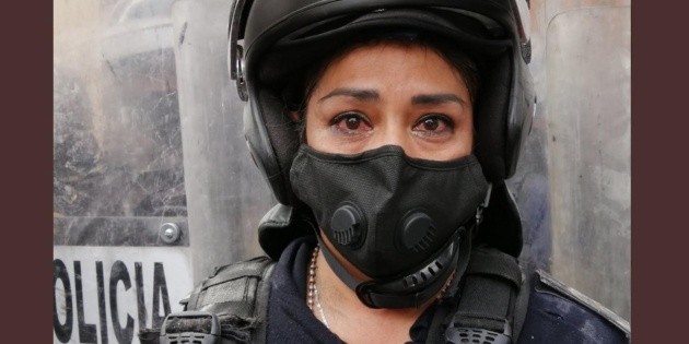 Fotograf&iacute;a de mujer polic&iacute;a llorando durante protesta feminista se hace viral
