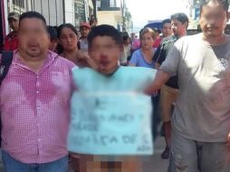 Vecinos de los barrios El Mirador y Buenos Aires desvistieron al joven y lo obligaron a caminar semidesnudo. ESPECIAL