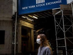 Los inversores reaccionaron de forma negativa a la cifra de un millón de fallecidos por COVID-19 en todo el mundo. EFE/J. Lane