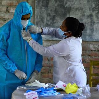 India reabre escuelas y cines a pesar del rebrote de coronavirus