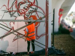Como parte de Traza Jalisco, artistas trabajan en las intervenciones de los pilares de la Línea 3. TWITTER@culturajalisco