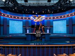 Trabajadores desmontan el escenario donde el martes Trump y Biden intercambiaron acusaciones. EFE/J. Lo Scalzo