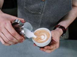 El capuchino es una de las variantes de preparación del café más preferidas por los latinoamericanos. ESPECIAL / PEXELS / cottonbro