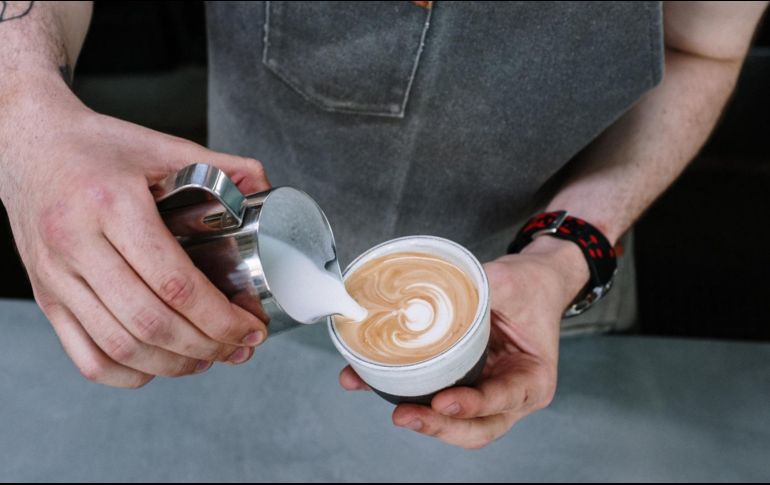 El capuchino es una de las variantes de preparación del café más preferidas por los latinoamericanos. ESPECIAL / PEXELS / cottonbro