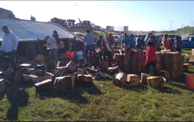 Los testigos se llevaron varios cartones de cerveza en sus vehículos. ESPECIAL