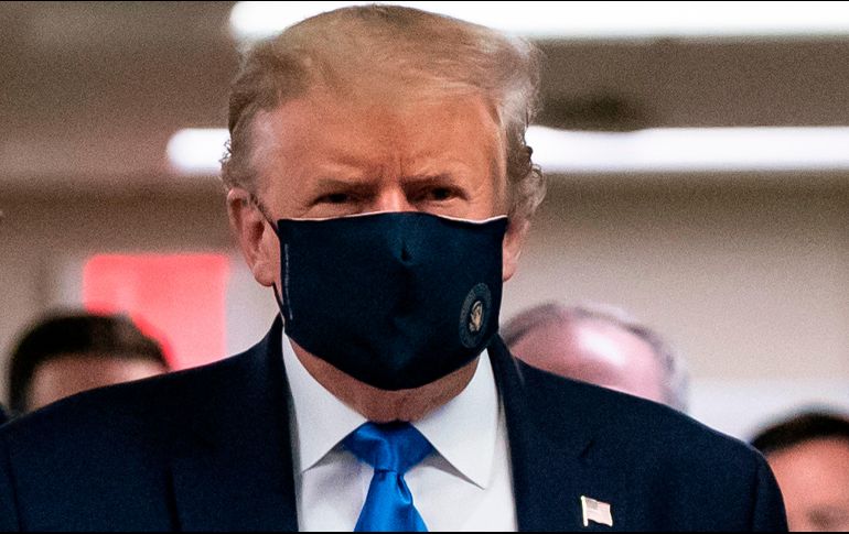 El presidente Trump se había mostrado reacio a usar mascarilla como medio preventivo de contagio de COVID-19. AFP / ARCHIVO