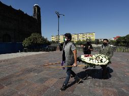 Los integrantes del Comité del 68 rinderon una guardia de honor para recordar a los estudiantes que fueron asesinados hace 52 años. EFE / J. Méndez