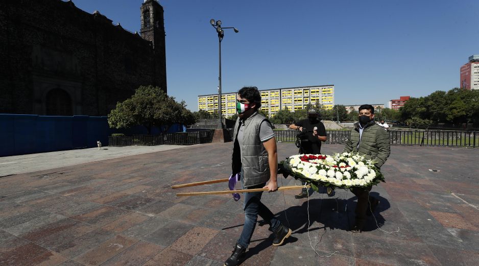 Los integrantes del Comité del 68 rinderon una guardia de honor para recordar a los estudiantes que fueron asesinados hace 52 años. EFE / J. Méndez