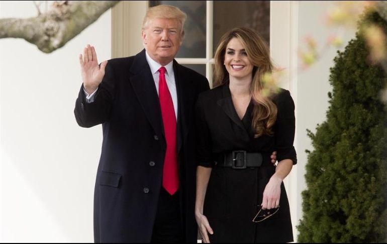 Imagen de archivo del presidente de Estados Unidos, Donald Trump (i), junto a su asesora de comunicaciones, Hope Hicks, quienes salieron positivos a coronavirus. EFE/ARCHIVO