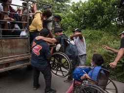 Miles de hondureños continuaban este viernes su travesía por Guatemala hacia los puestos fronterizos con México. EFE/E. Biba