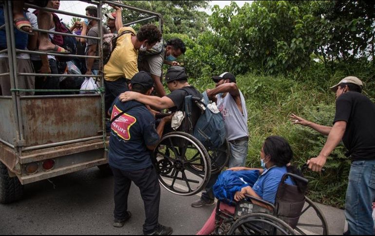 Miles de hondureños continuaban este viernes su travesía por Guatemala hacia los puestos fronterizos con México. EFE/E. Biba
