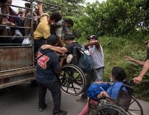 Miles de hondureños continuaban este viernes su travesía por Guatemala hacia los puestos fronterizos con México. EFE/E. Biba