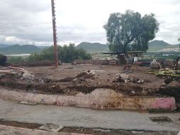 El piso fue encontrado al oriente de la plaza durante la cimentación para el nuevo palco del anfiteatro. TWITTER/@CentroINAHPue