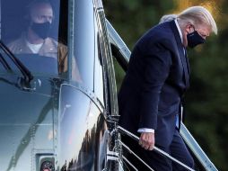 Tras un vuelo de 15 minutos y un corto trayecto en limusina, Trump llegó al hospital militar ubicado en Bethesda. EFE/O. Contreras