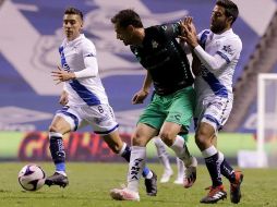 Néstor Vidrio (d), de Puebla, disputa el balón con Raúl Rivero (c), de Santos. EFE/H. Ríos