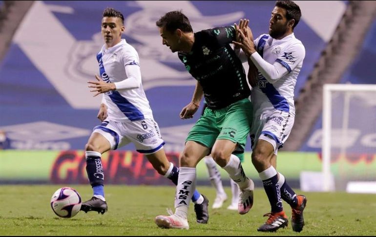 Néstor Vidrio (d), de Puebla, disputa el balón con Raúl Rivero (c), de Santos. EFE/H. Ríos