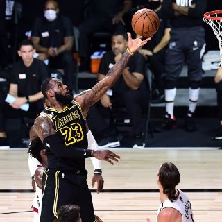 Los Lakers hacen la mitad de la tarea