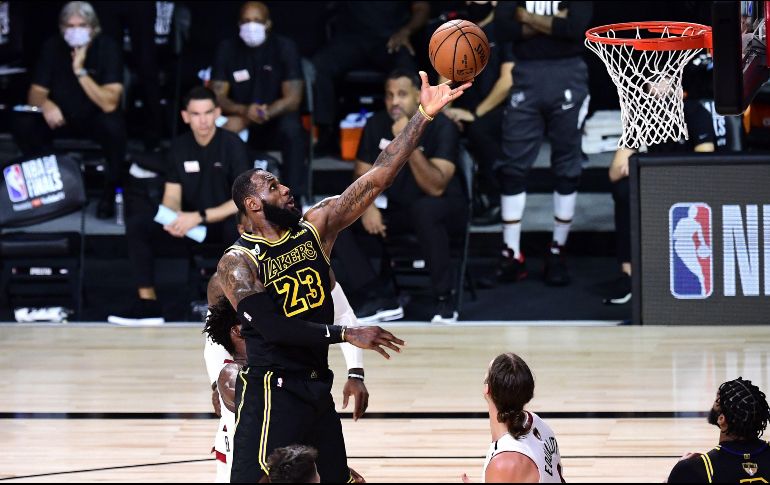 LeBron James ha sido pieza importante para que los californianos estén cerca de ganar su corona número 17. AFP/D. DeFelice