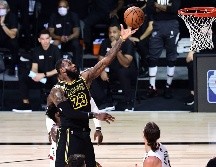LeBron James ha sido pieza importante para que los californianos estén cerca de ganar su corona número 17. AFP/D. DeFelice