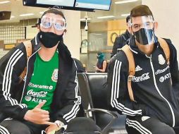 Jorge Sánchez y César Montes cumplen con las medidas de protección. TWITTER/@miseleccion