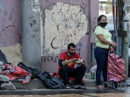 Un hombre se alimenta en un comedor comunitairo de Buenos Aires. La crisis por la pandemia tomó a Argentina y a Brasil con déficits públicos muy altos. EFE/J. Roncoroni