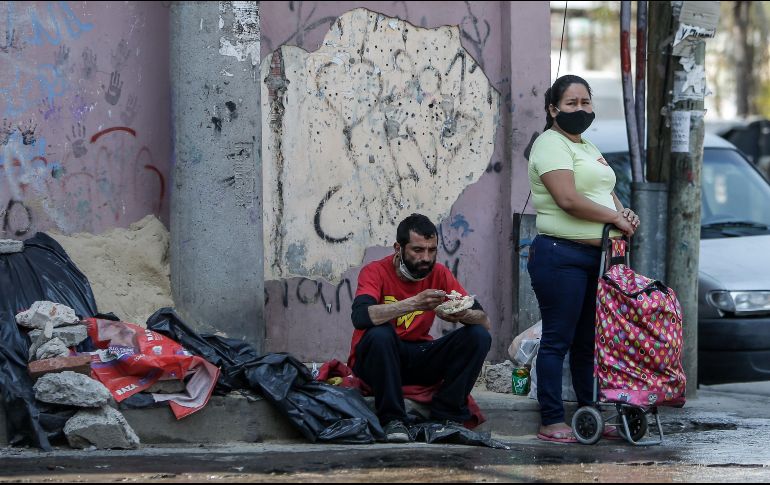 Un hombre se alimenta en un comedor comunitairo de Buenos Aires. La crisis por la pandemia tomó a Argentina y a Brasil con déficits públicos muy altos. EFE/J. Roncoroni
