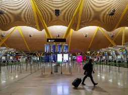 Terminal cuatro del aeropuerto de Barajas, en Madrid. Las autoridades madrileñas interpusieron una queja por las nuevas restricciones. EFE/E. Naranjo
