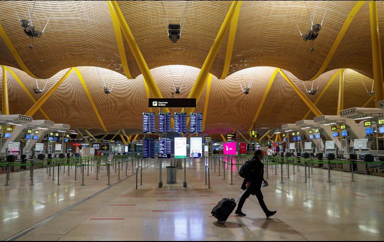 Terminal cuatro del aeropuerto de Barajas, en Madrid. Las autoridades madrileñas interpusieron una queja por las nuevas restricciones. EFE/E. Naranjo