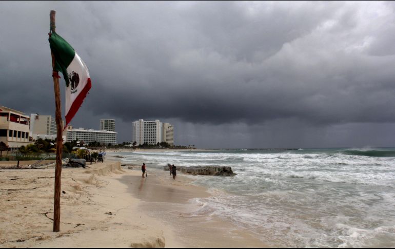 ''La mayor amenaza de esta tormenta grande y lenta es la de potenciales fuertes lluvias e inundaciones, particularmente cerca y sobre terreno montañoso'', alertó el NHC. EFE / ARCHIVO
