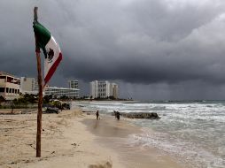''La mayor amenaza de esta tormenta grande y lenta es la de potenciales fuertes lluvias e inundaciones, particularmente cerca y sobre terreno montañoso'', alertó el NHC. EFE / ARCHIVO
