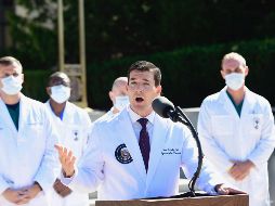 El doctor del presidente, Sean Conley, aseguró este sábado que el mandatario ya no tiene fiebre, no necesita oxígeno, está trabajando y evoluciona ''muy bien''. EFE / R. Lamkey