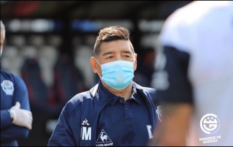 Los médicos de Diego Armando Maradona explicaron que el contacto se dio con el ex futbolista portando careta y lentes protectores, pero de todas formas se le harán exámenes a él y su familia. INSTAGRAM / @gimnasia_oficial