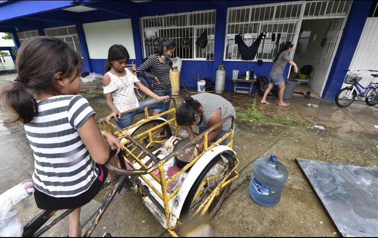 Decenas de habitantes han llegado a los albergues gubernamentales. EFE/J. Ávalos
