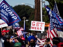 Simpatizantes del presidente Donald Trump se reúnen afuera del hospital Walter Reed para expresarle su apoyo. EFE/S. Corum