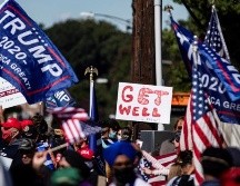 Simpatizantes del presidente Donald Trump se reúnen afuera del hospital Walter Reed para expresarle su apoyo. EFE/S. Corum