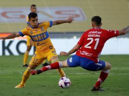 Leo Fernández (i), de Tigres, disputa el balón con Ventura Alvarado, de Atlético San Luis (d). EFE/A.Ojeda