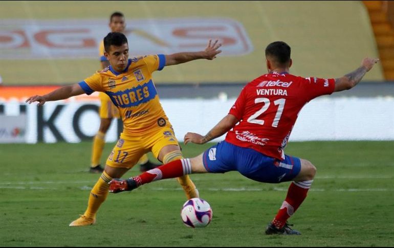Leo Fernández (i), de Tigres, disputa el balón con Ventura Alvarado, de Atlético San Luis (d). EFE/A.Ojeda